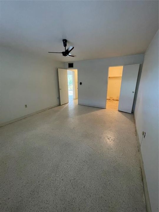 For Sale: $119,000 (1 beds, 1 baths, 784 Square Feet)