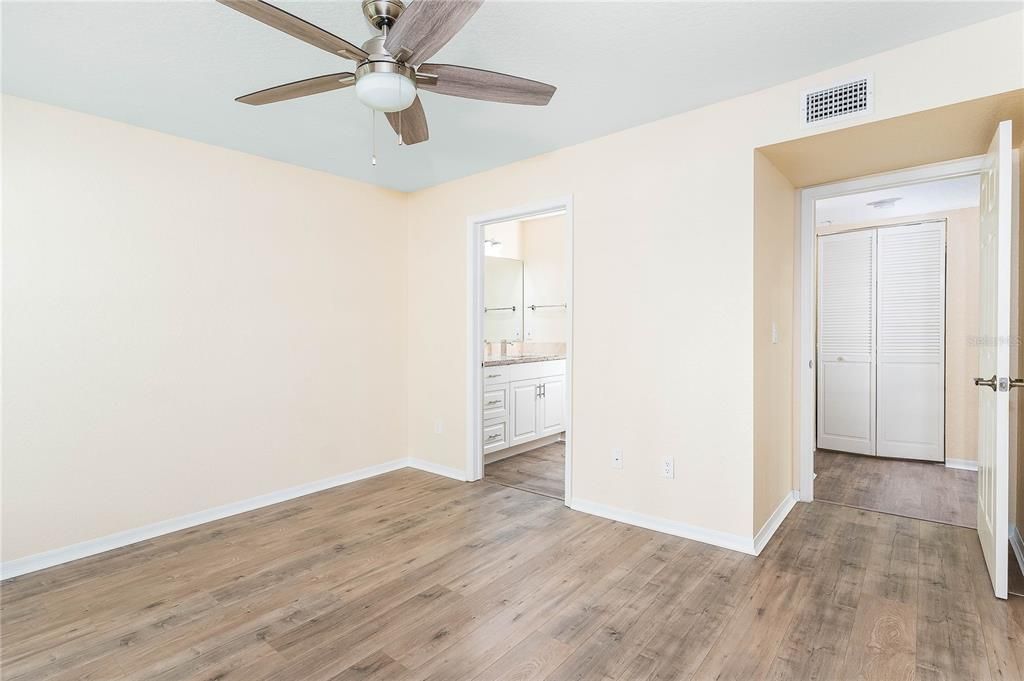 For Sale: $218,000 (1 beds, 1 baths, 991 Square Feet)