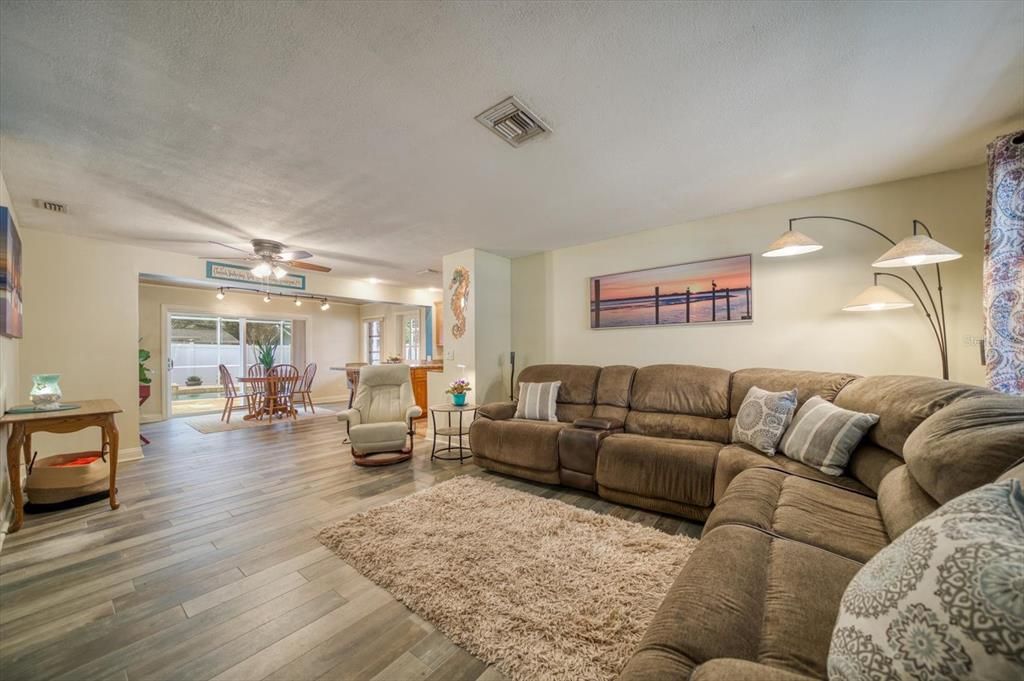 Active With Contract: $2,890 (2 beds, 2 baths, 1174 Square Feet)