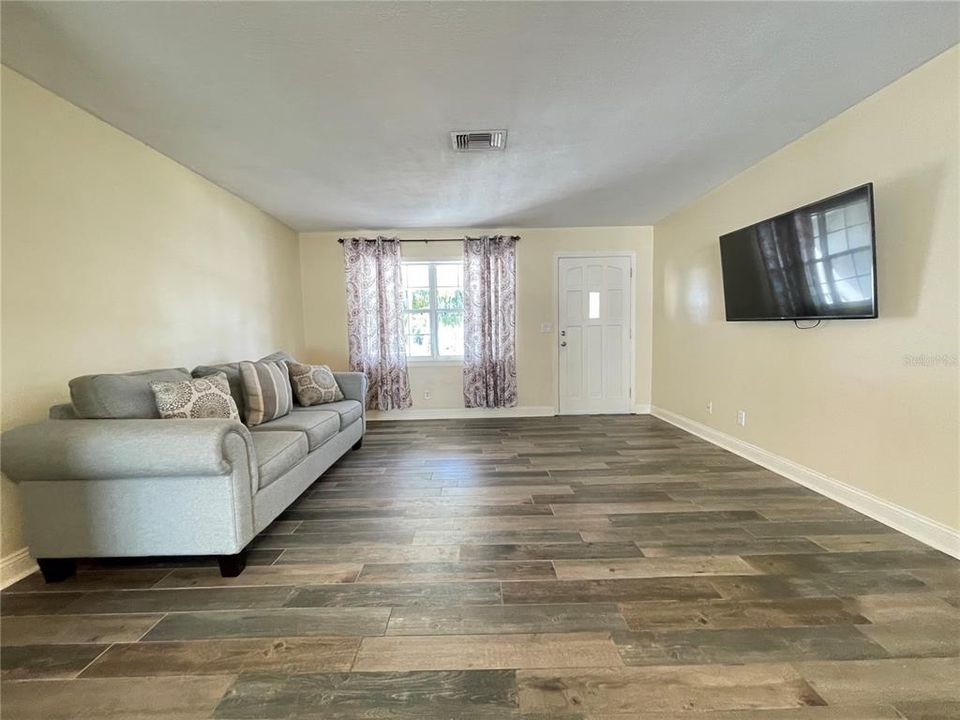 Active With Contract: $2,890 (2 beds, 2 baths, 1174 Square Feet)