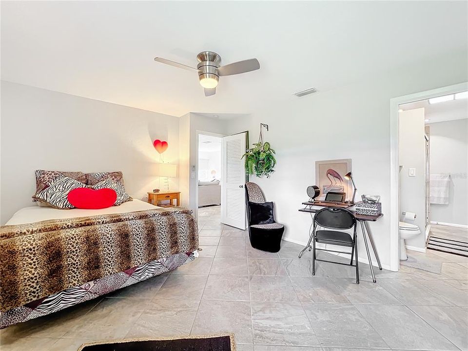 Active With Contract: $199,000 (1 beds, 1 baths, 992 Square Feet)