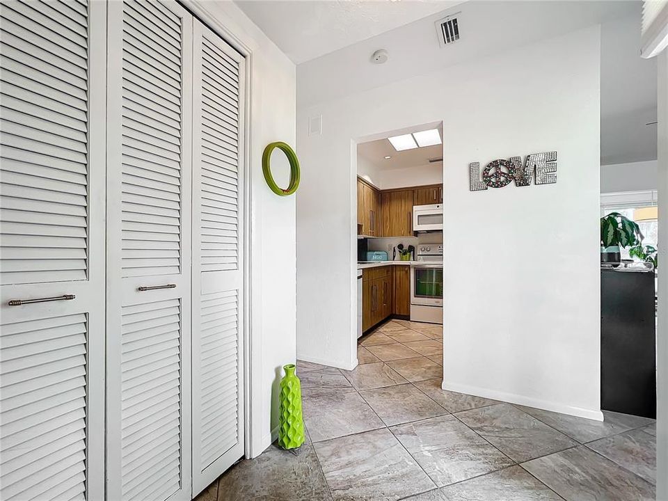 Active With Contract: $199,000 (1 beds, 1 baths, 992 Square Feet)