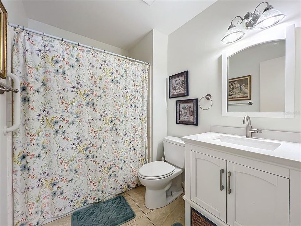 最近售出: $300,000 (2 贝兹, 2 浴室, 1296 平方英尺)