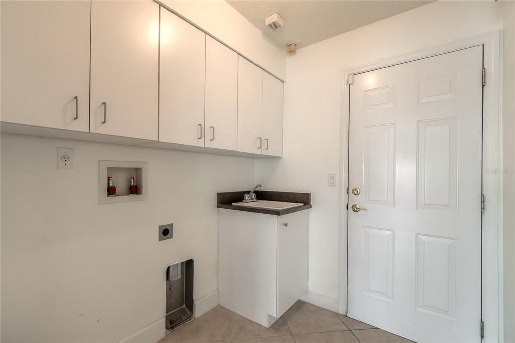 For Sale: $450,000 (3 beds, 2 baths, 1931 Square Feet)