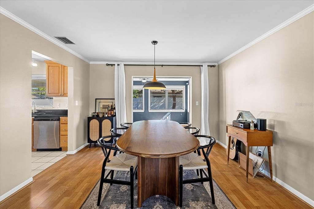 Active With Contract: $385,000 (2 beds, 2 baths, 1272 Square Feet)