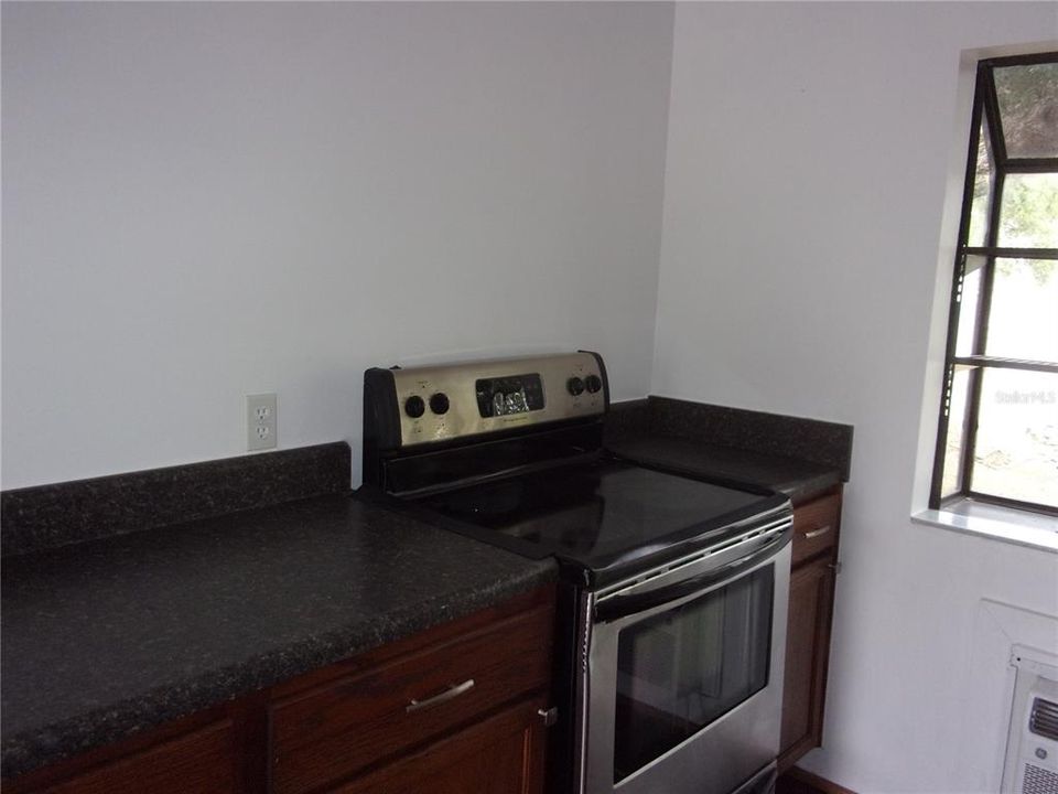 Active With Contract: $1,350 (1 beds, 1 baths, 480 Square Feet)