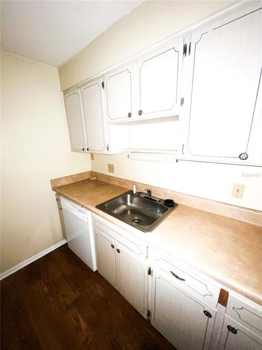 For Sale: $179,000 (1 beds, 1 baths, 760 Square Feet)