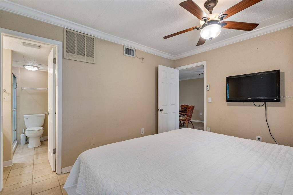 For Sale: $249,000 (1 beds, 1 baths, 470 Square Feet)