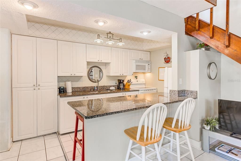 For Sale: $384,900 (2 beds, 1 baths, 966 Square Feet)