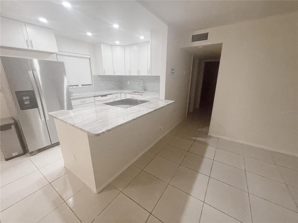 For Sale: $225,000 (2 beds, 2 baths, 871 Square Feet)