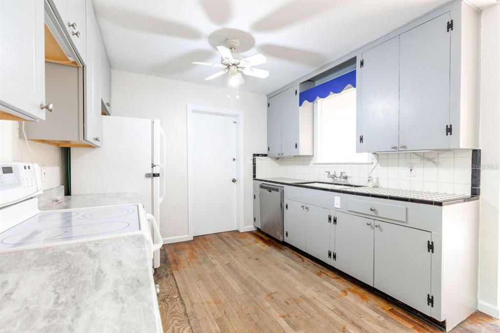 Active With Contract: $144,900 (2 beds, 1 baths, 1188 Square Feet)