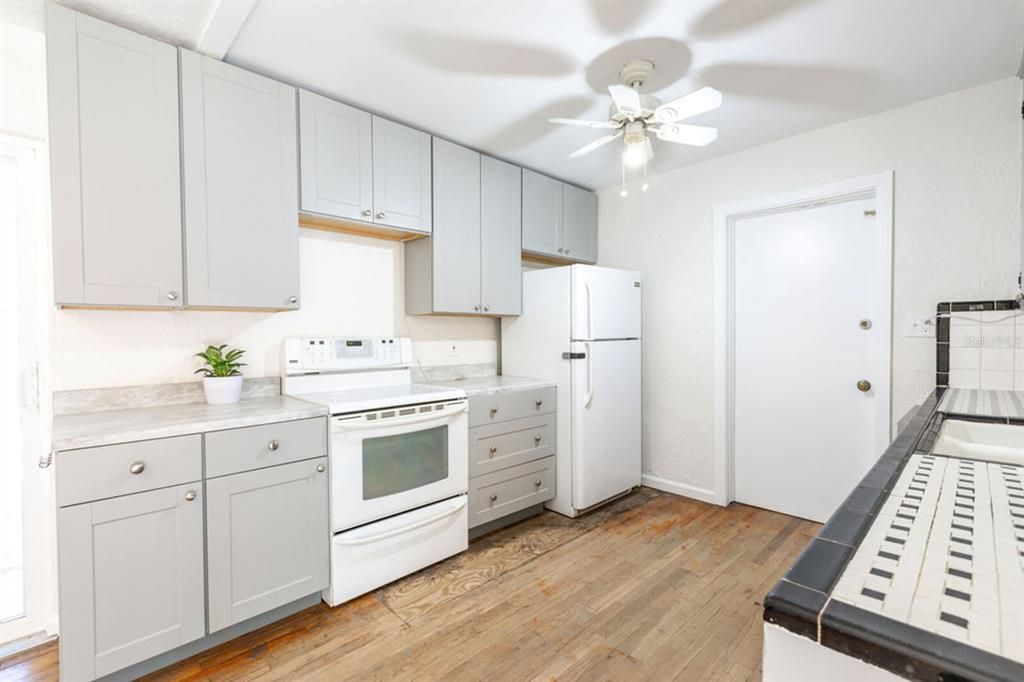 Active With Contract: $144,900 (2 beds, 1 baths, 1188 Square Feet)