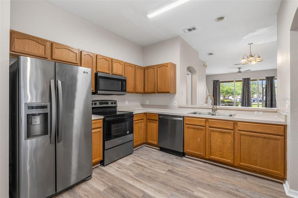 Active With Contract: $2,200 (2 beds, 2 baths, 1269 Square Feet)