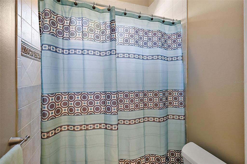 3rd bathroom Shower/tub