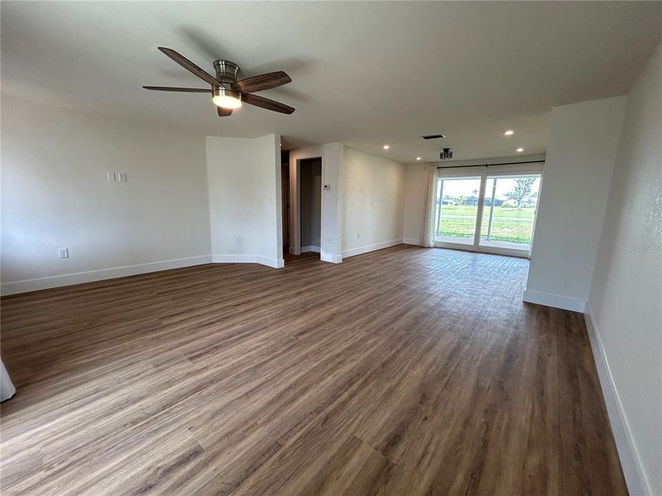 For Rent: $1,995 (3 beds, 3 baths, 1529 Square Feet)