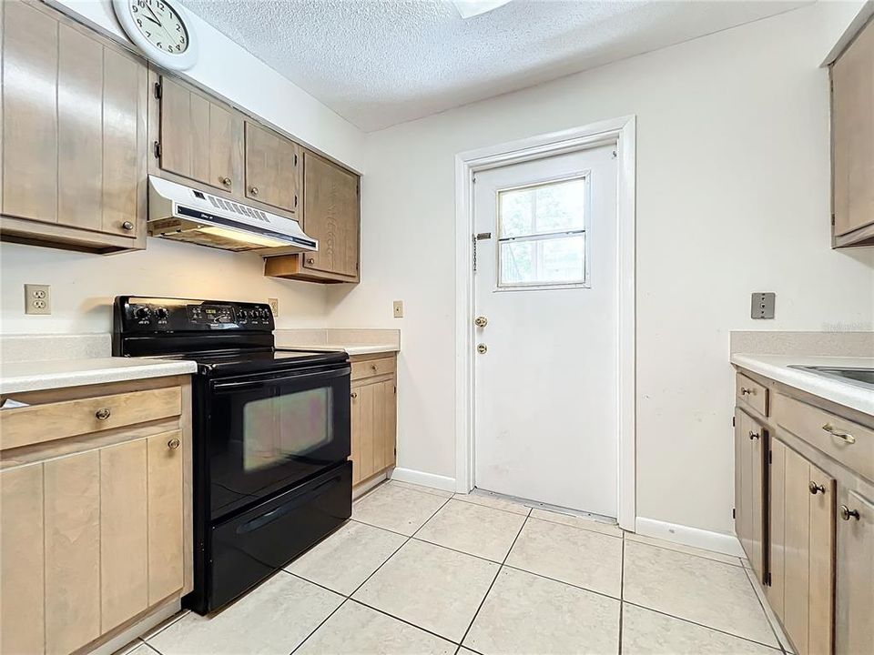 For Sale: $215,000 (2 beds, 2 baths, 987 Square Feet)
