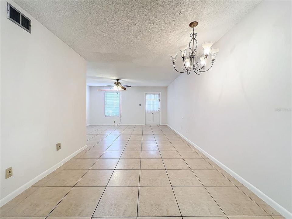 For Sale: $215,000 (2 beds, 2 baths, 987 Square Feet)