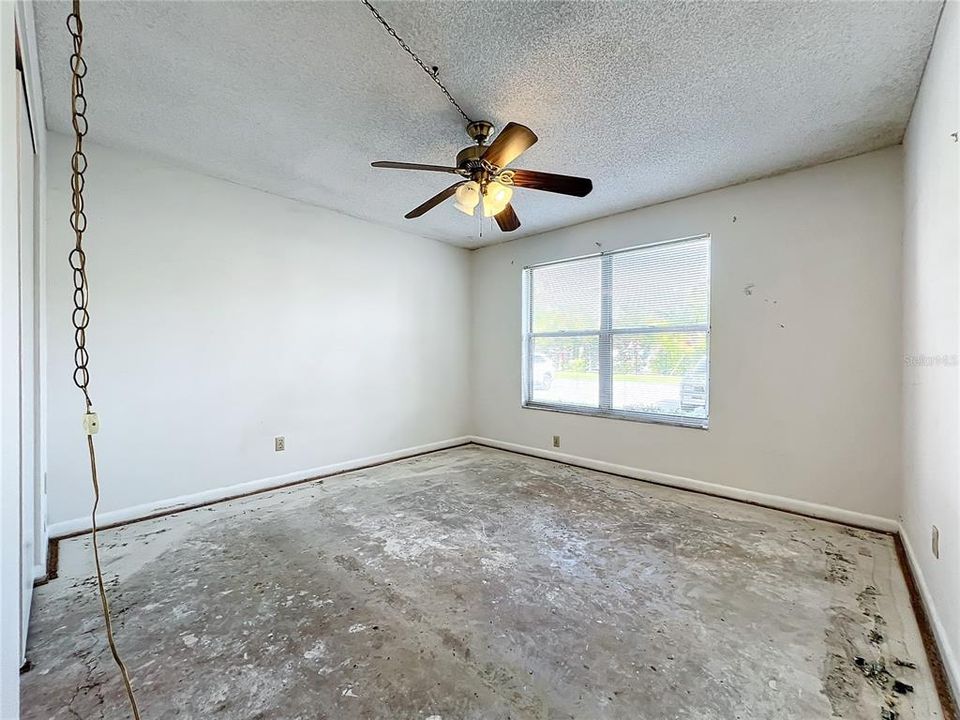 Active With Contract: $215,000 (2 beds, 2 baths, 987 Square Feet)