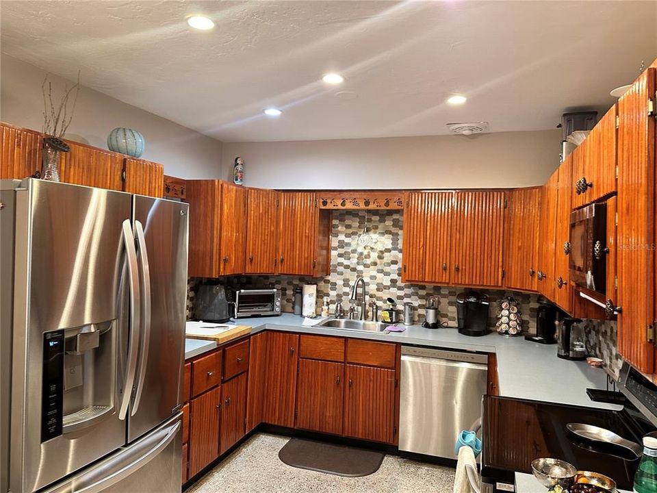 For Rent: $3,500 (4 beds, 2 baths, 1464 Square Feet)