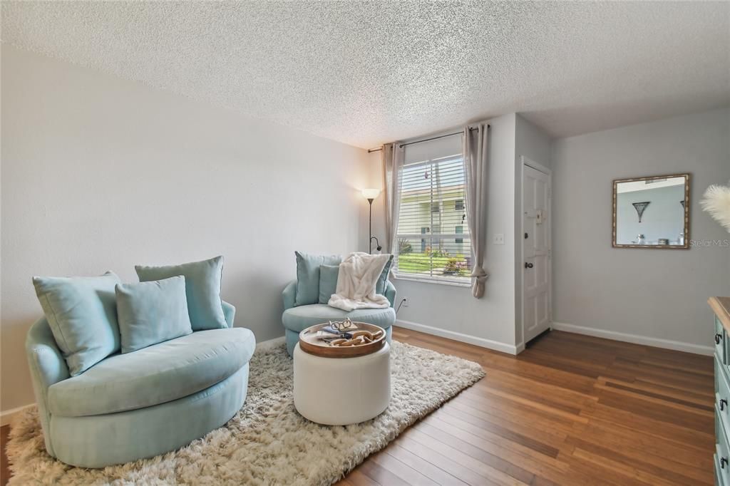 Active With Contract: $325,000 (2 beds, 1 baths, 1044 Square Feet)