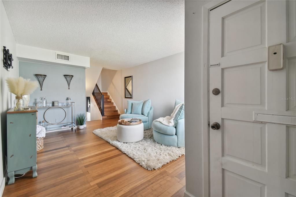 Active With Contract: $325,000 (2 beds, 1 baths, 1044 Square Feet)