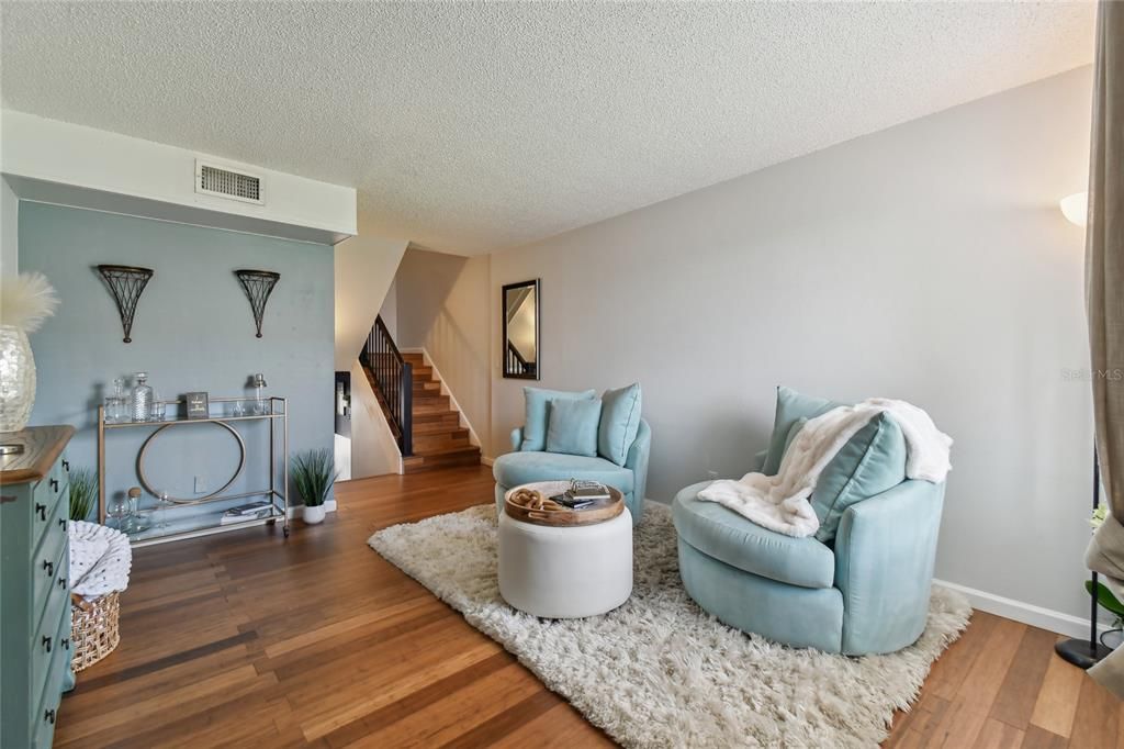 Active With Contract: $325,000 (2 beds, 1 baths, 1044 Square Feet)