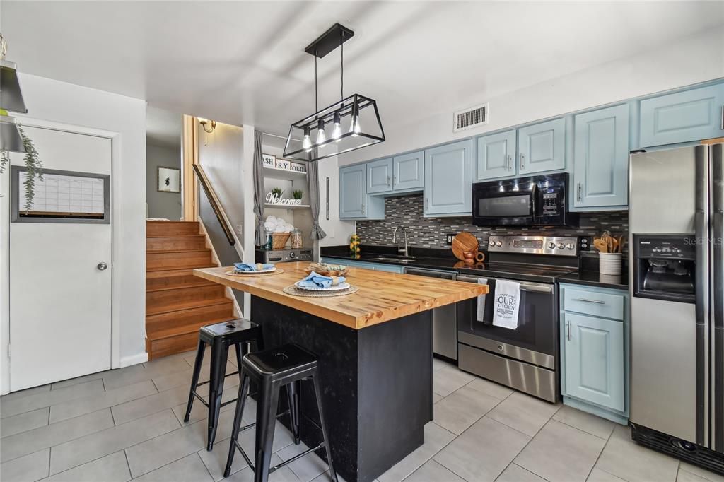 Active With Contract: $325,000 (2 beds, 1 baths, 1044 Square Feet)