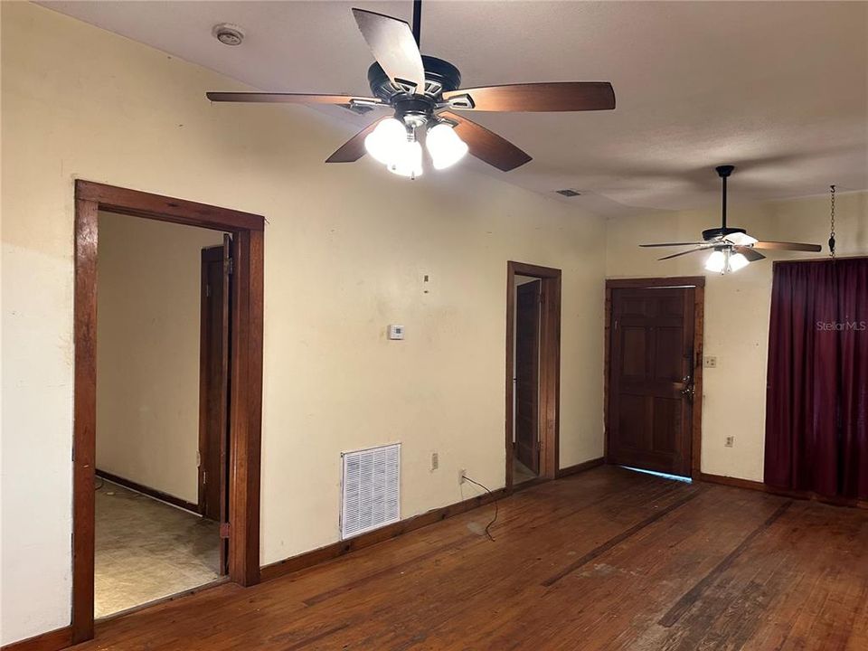 For Sale: $98,500 (2 beds, 1 baths, 1008 Square Feet)