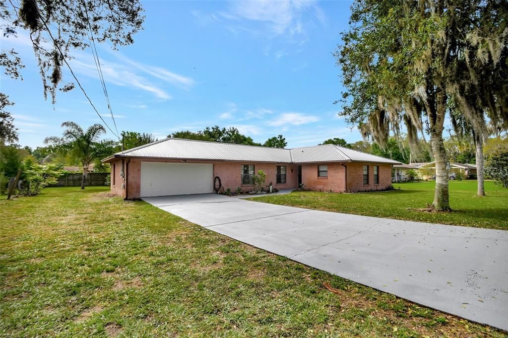 For Sale: $330,000 (3 beds, 2 baths, 1556 Square Feet)