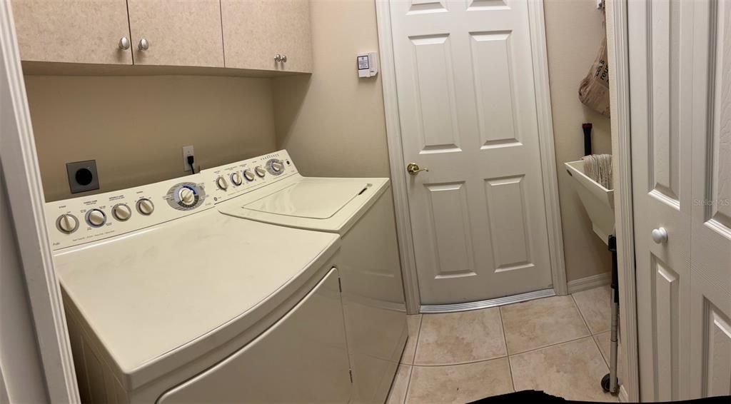 Laundry/Utility room with sink