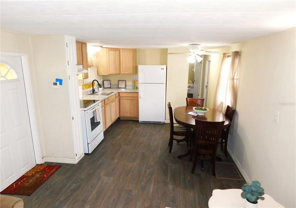 For Sale: $115,000 (2 beds, 1 baths, 672 Square Feet)