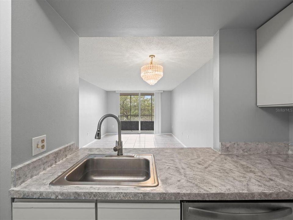 Active With Contract: $1,550 (1 beds, 1 baths, 750 Square Feet)