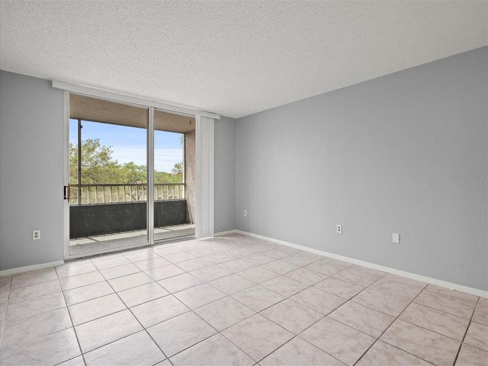 Active With Contract: $1,550 (1 beds, 1 baths, 750 Square Feet)