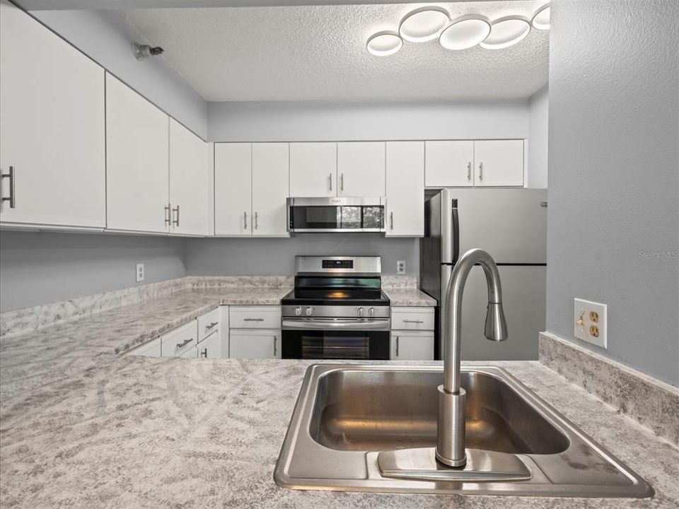 Active With Contract: $1,550 (1 beds, 1 baths, 750 Square Feet)