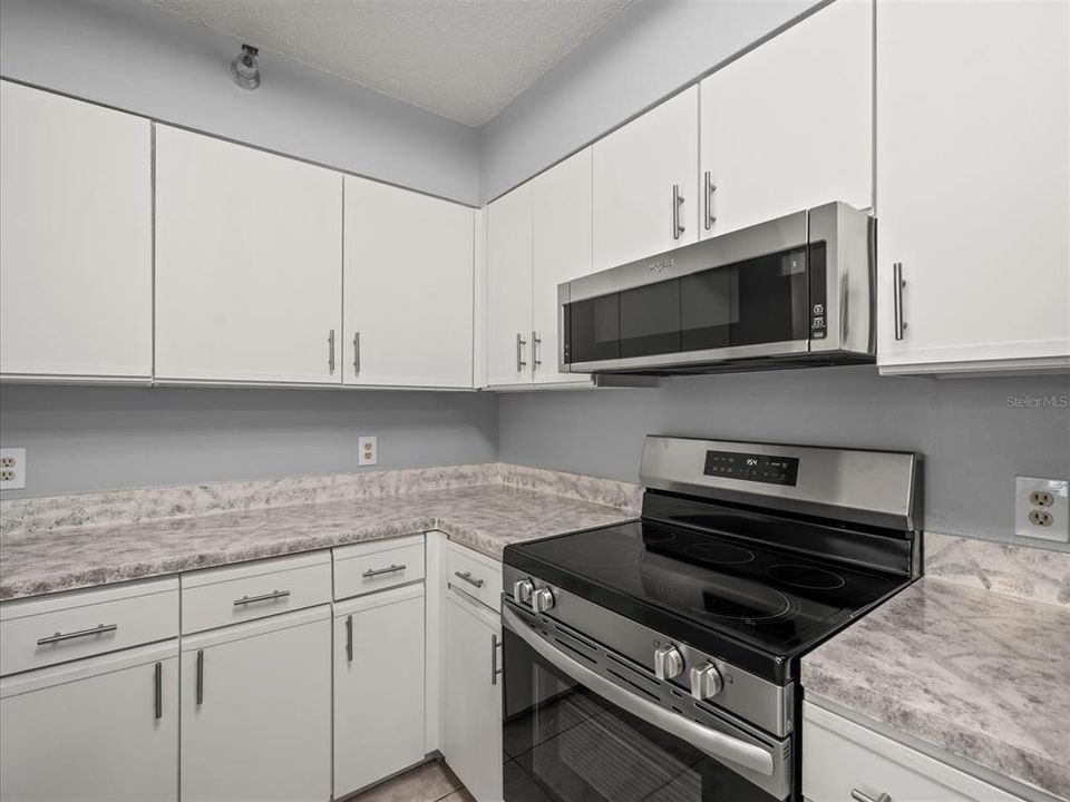 Active With Contract: $1,550 (1 beds, 1 baths, 750 Square Feet)