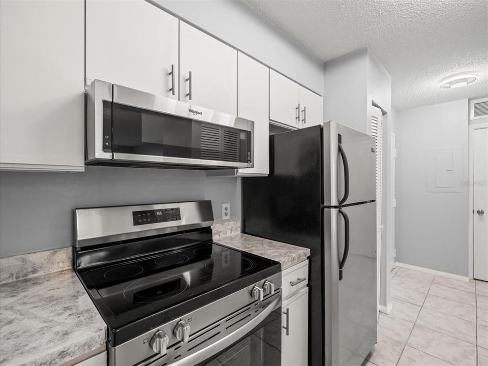 Active With Contract: $1,550 (1 beds, 1 baths, 750 Square Feet)