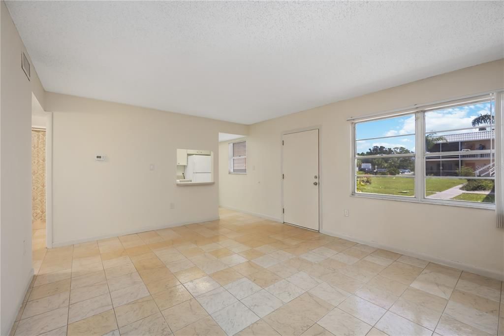 Active With Contract: $167,000 (2 beds, 1 baths, 706 Square Feet)