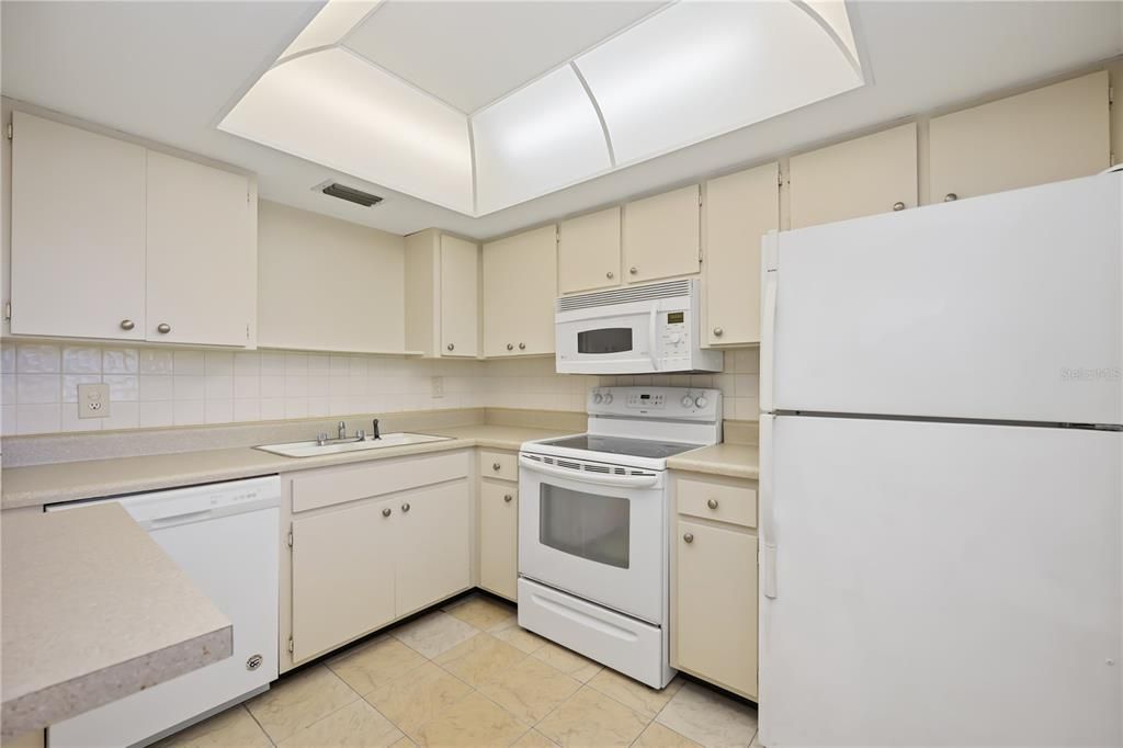 Active With Contract: $167,000 (2 beds, 1 baths, 706 Square Feet)