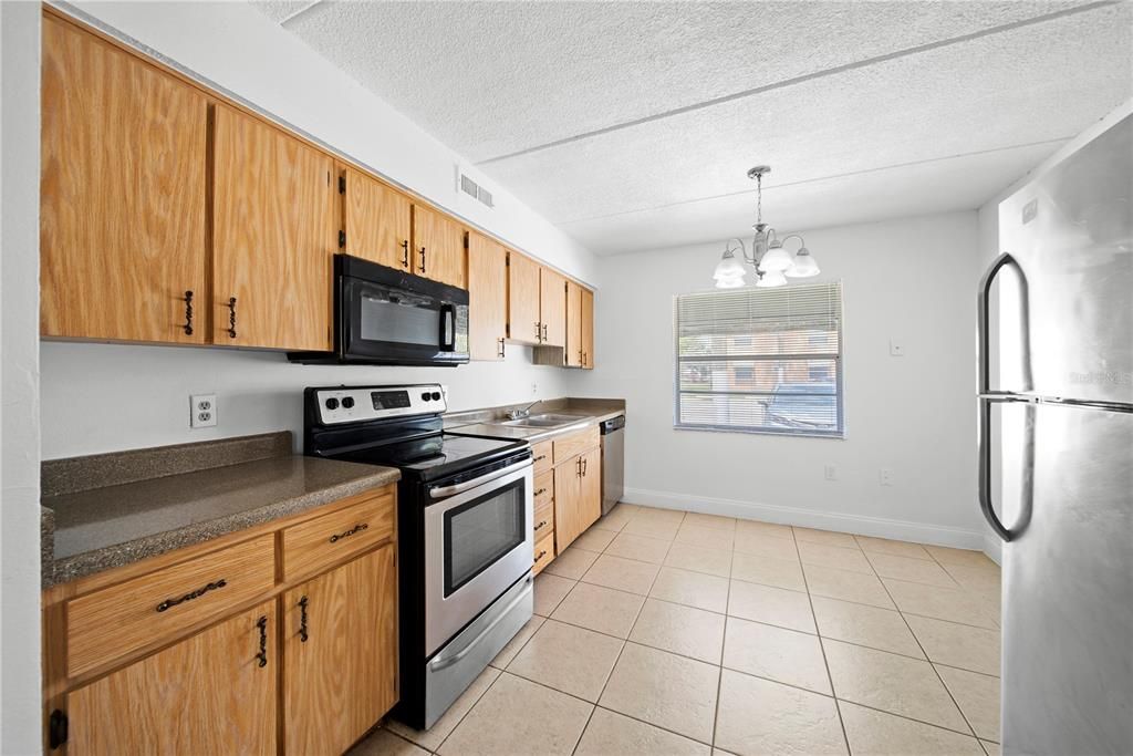 For Sale: $154,999 (2 beds, 1 baths, 784 Square Feet)