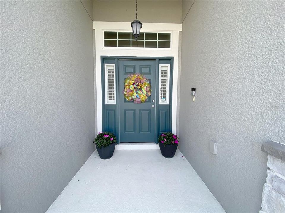 Covered Entry & Front Door w/Side Lights and Transom
