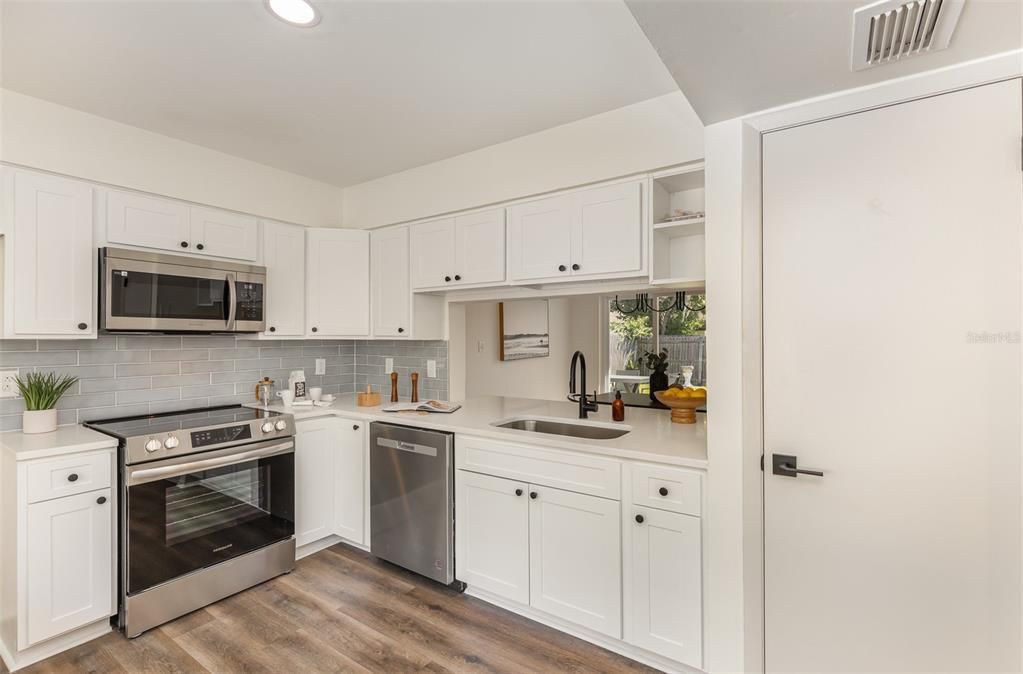 Active With Contract: $319,900 (3 beds, 2 baths, 1750 Square Feet)