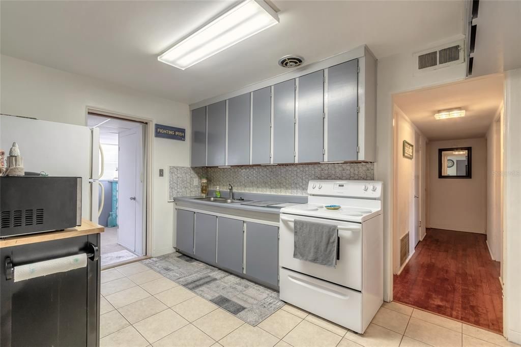 For Sale: $355,000 (2 beds, 2 baths, 1403 Square Feet)