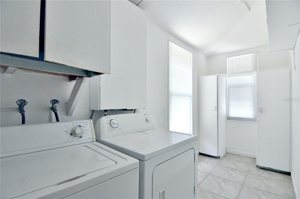 Recently Rented: $1,995 (2 beds, 1 baths, 858 Square Feet)