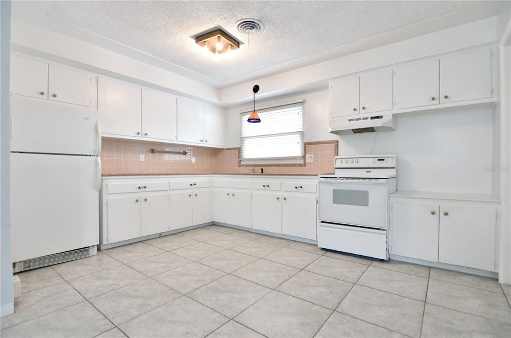 Recently Rented: $1,995 (2 beds, 1 baths, 858 Square Feet)