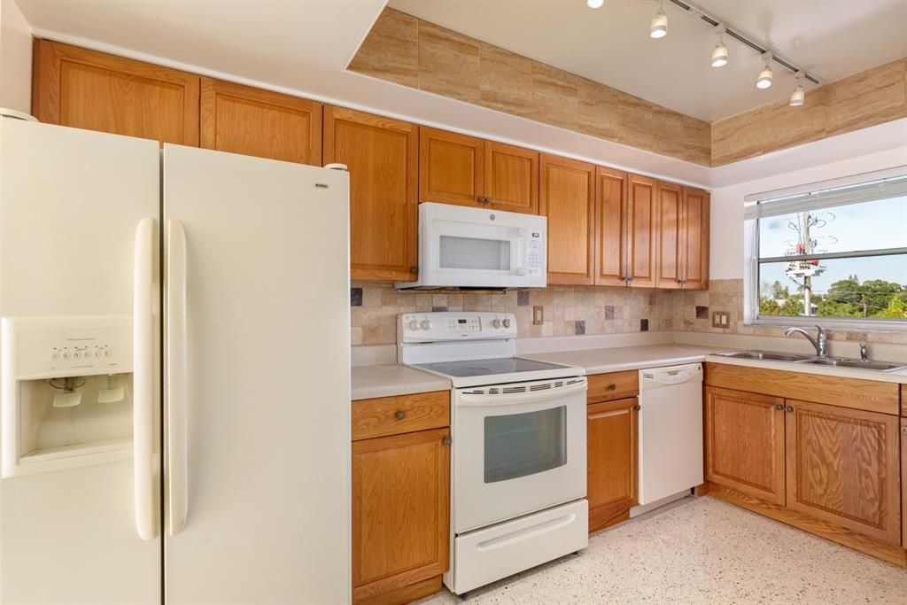 Recently Sold: $320,000 (1 beds, 1 baths, 950 Square Feet)