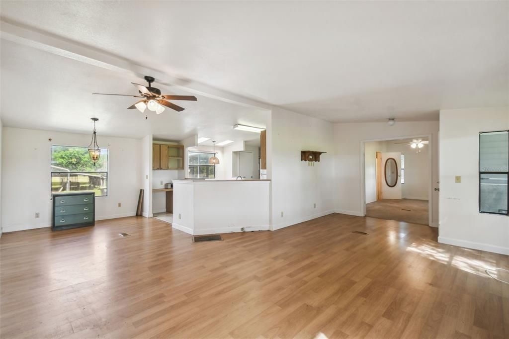 Active With Contract: $250,000 (3 beds, 2 baths, 1456 Square Feet)