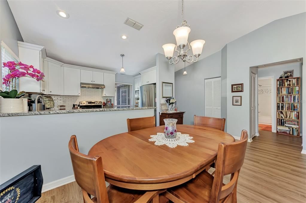For Sale: $324,000 (2 beds, 2 baths, 1072 Square Feet)