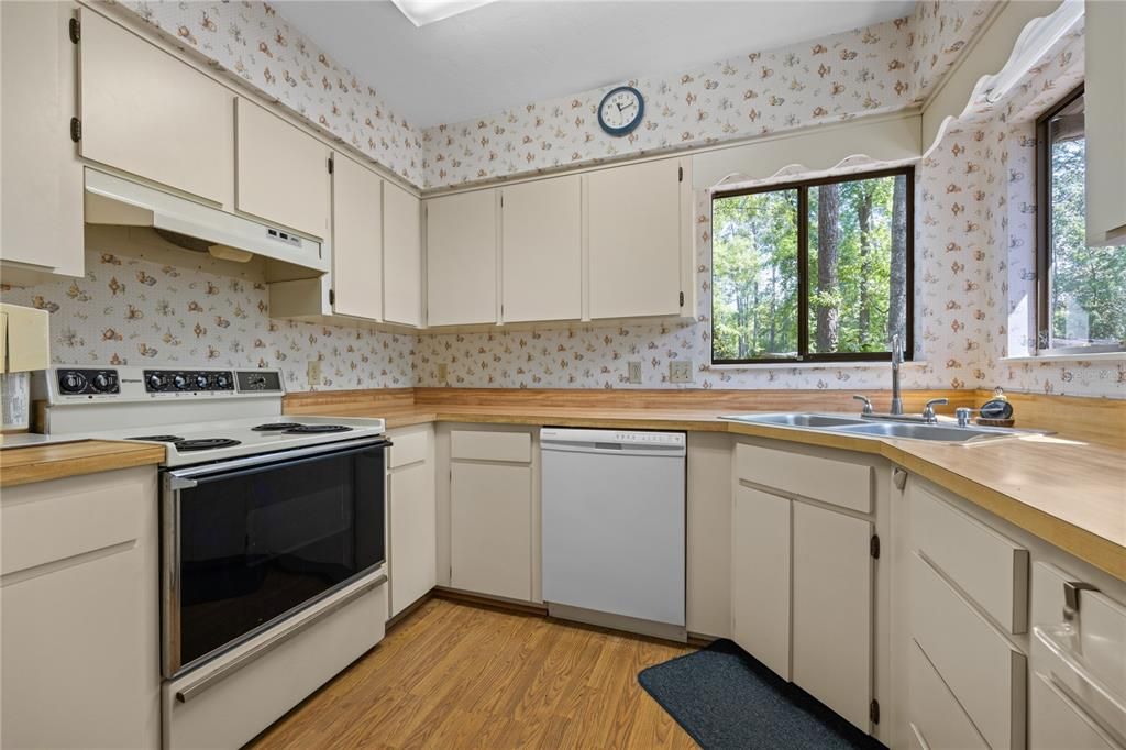 For Sale: $194,000 (2 beds, 2 baths, 1056 Square Feet)