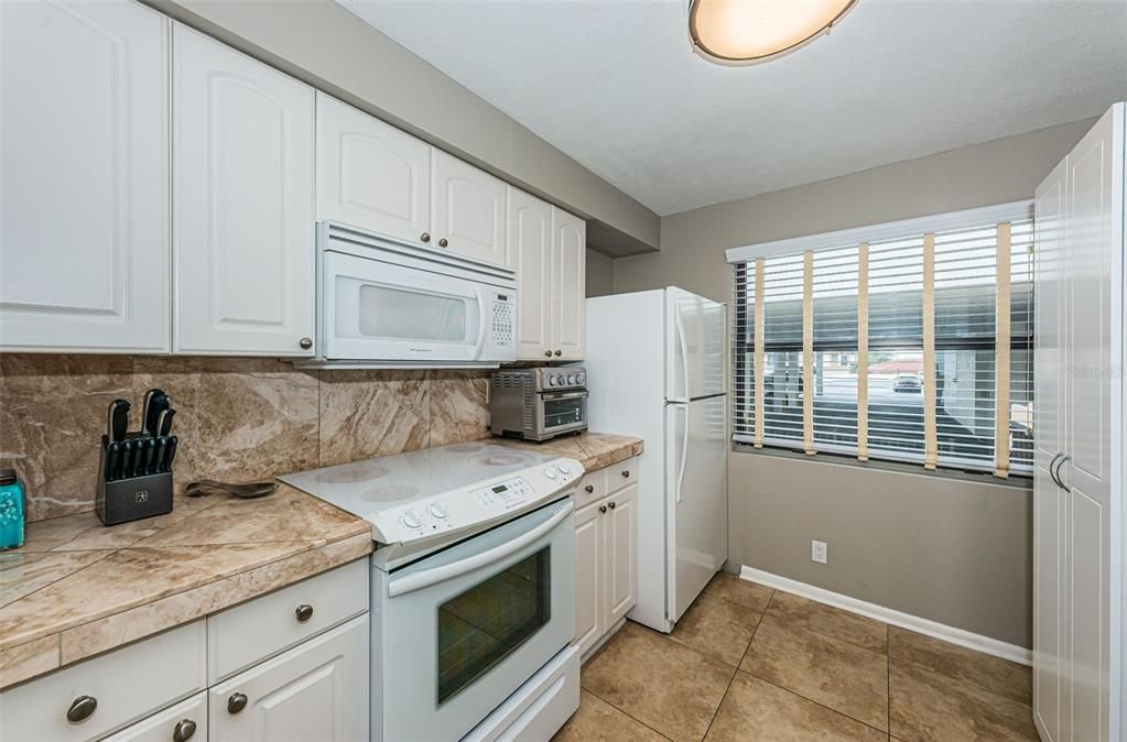 Active With Contract: $474,000 (2 beds, 2 baths, 890 Square Feet)