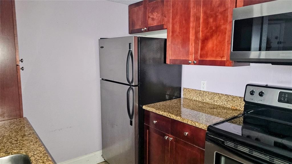 For Sale: $169,000 (1 beds, 1 baths, 711 Square Feet)